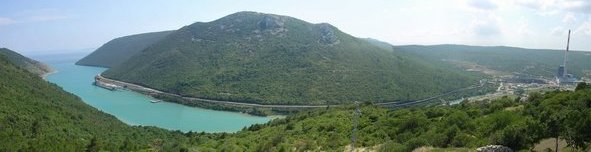 Panorama baai van Plomin