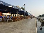 Terrasjes aan het water in de haven van Rovinj